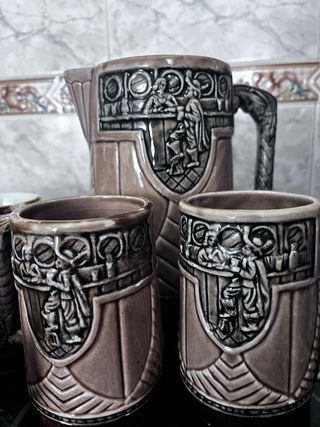 Set di caraffa e tazze in ceramica