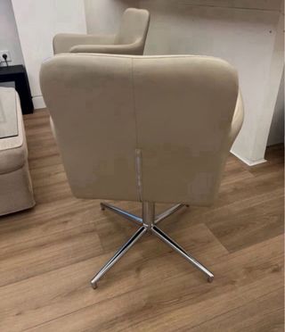 Sillón de piel beige con mecanismo de subida