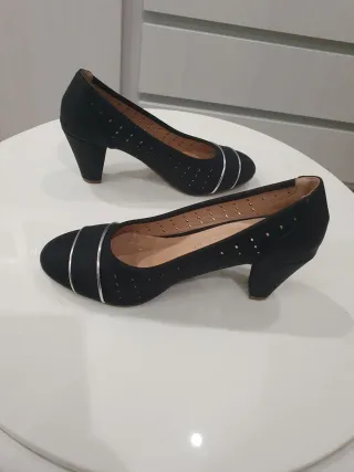 Zapatos de tacón negros con detalle plateado