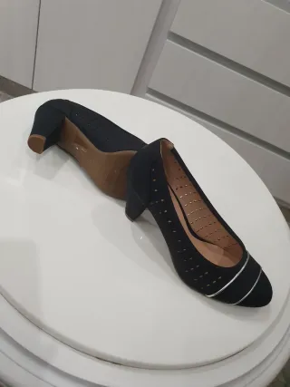 Zapatos de tacón negros con detalle plateado