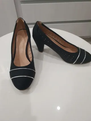 Zapatos de tacón negros con detalle plateado