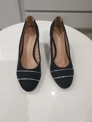 Zapatos de tacón negros con detalle plateado