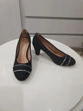 Zapatos de tacón negros con detalle plateado