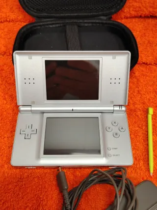 Nintendo DS Lite Plata + Juego Nintendogs