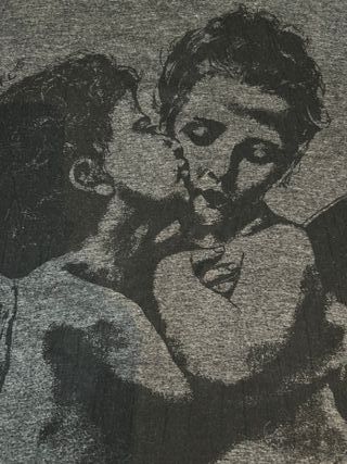 Camiseta gris con estampado de ángeles