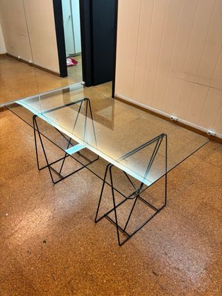 Mesa de diseño con cristal y metal negro