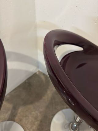 Taburetes altos morados y plateados