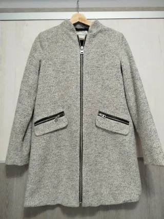 Abrigo Stradivarius gris y blanco