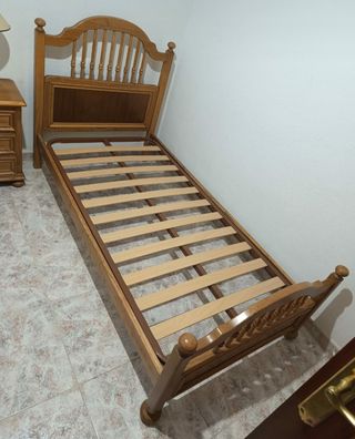 2 Camas de madera y mesilla