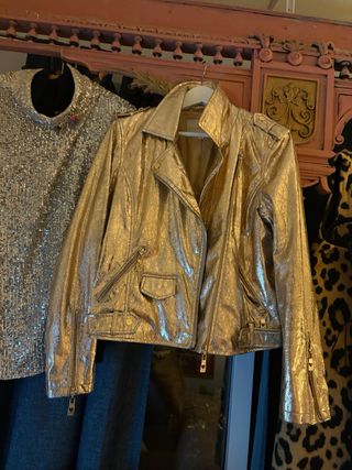 Cazadora efecto piel dorada