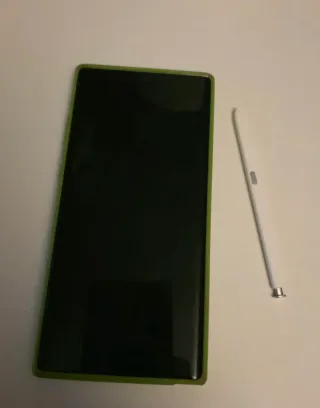 Samsung Galaxy Note 10+ in bianco con custodia verde