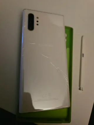 Samsung Galaxy Note 10+ in bianco con custodia verde