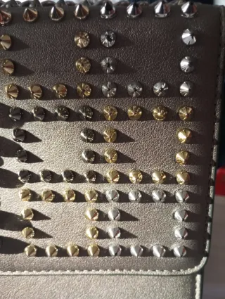 Borsa tracolla borchie e perle