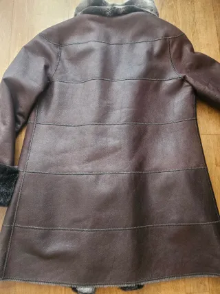 Elegante abrigo de piel marrón con bufanda