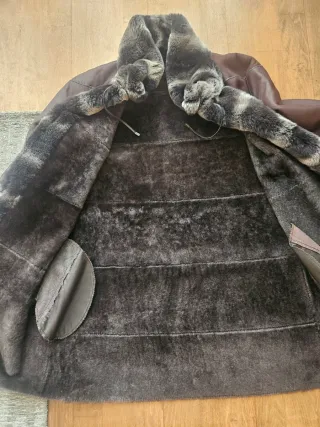 Elegante abrigo de piel marrón con bufanda