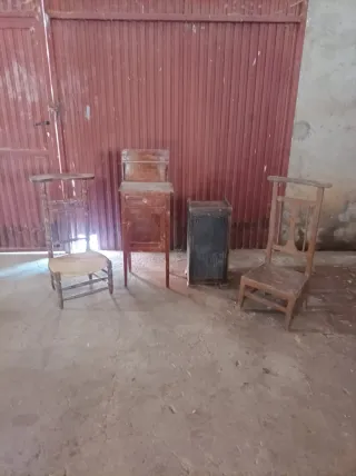 Reclinatorios y mesillas antiguas