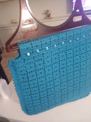 Bolso de ganchillo azul con asas