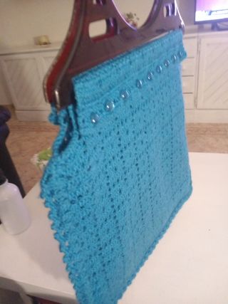 Bolso de ganchillo azul con asas