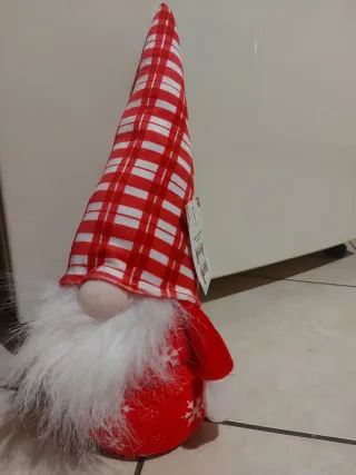 Gnomo di Natale a scacchi rossi e bianchi