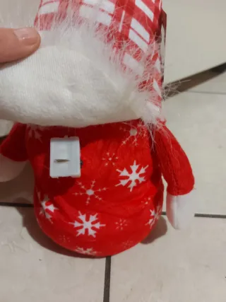 Gnomo di Natale a scacchi rossi e bianchi