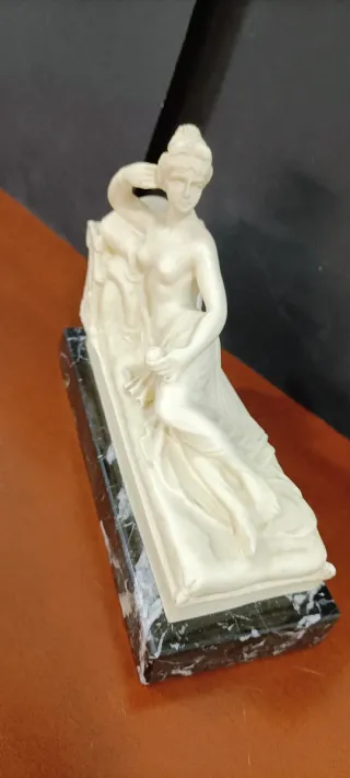 Figura Venus Victrix Alabastro/Marmolina