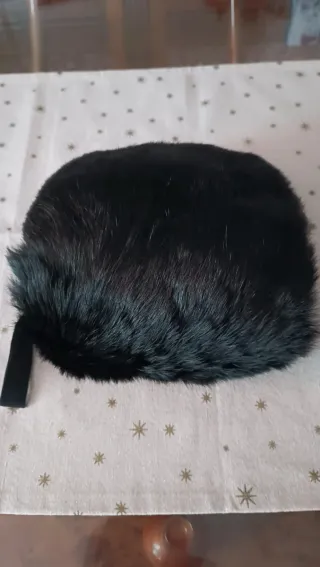 Manguito de piel negro