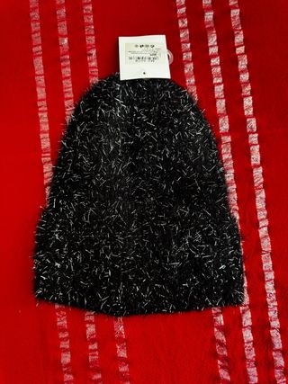 Cappello nero con fili argentati