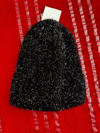 Cappello nero con fili argentati