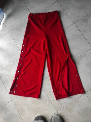 Pantaloni donna rossi con bottoni