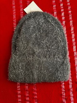 Berretto grigio con fili argentati