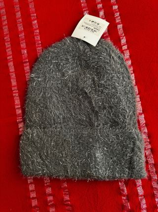 Berretto grigio con fili argentati