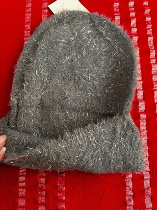 Berretto grigio con fili argentati