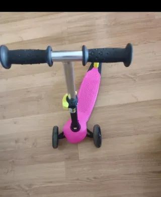 Sillas 2,mesa,patine,casco y juguetes