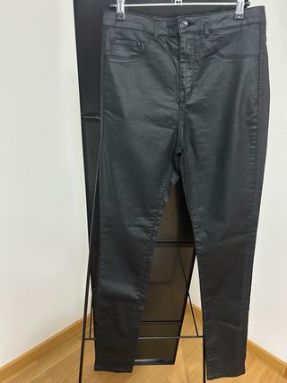 Pantalones H&M negros efecto piel