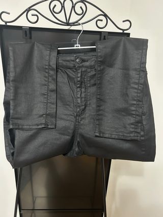 Pantalones H&M negros efecto piel