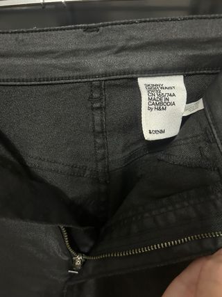 Pantalones H&M negros efecto piel