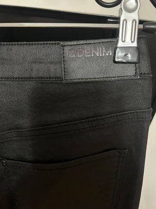 Pantalones H&M negros efecto piel