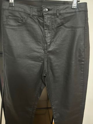 Pantalones H&M negros efecto piel