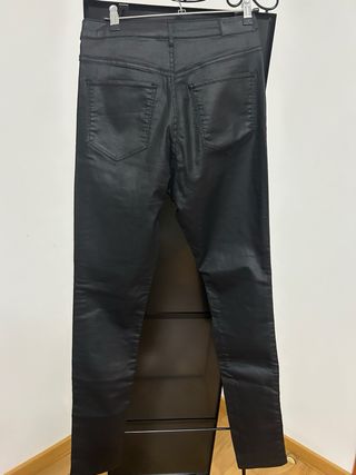 Pantalones H&M negros efecto piel