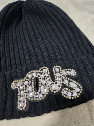 Gorro Tous Negro con Cristales Plateados