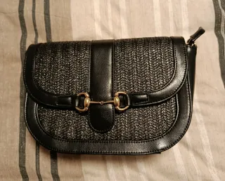 Bolso negro con detalle dorado