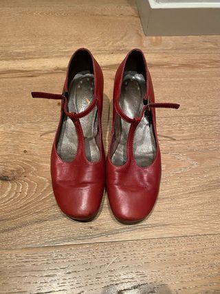 Zapatos rojos de piel con tacón de cuña.