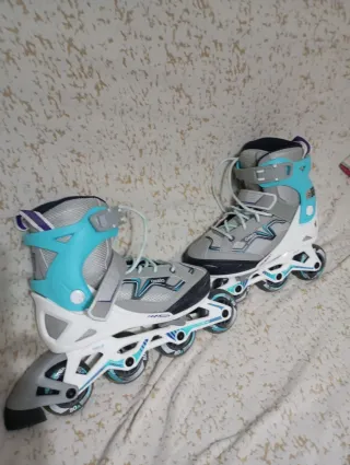 Patines en línea grises y turquesa