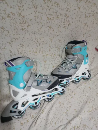 Patines en línea grises y turquesa