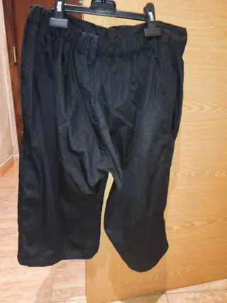 Pantalón semi corto hombre negro.