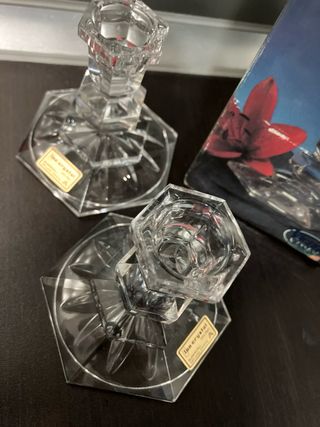 Candelabri in vetro vintage con candele rosse