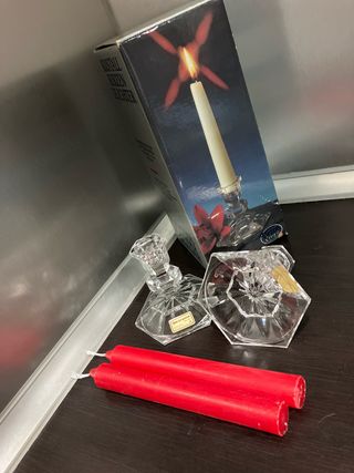 Candelabri in vetro vintage con candele rosse