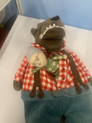 Muñeco lobo con abuela Caperucita roja