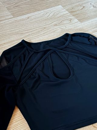 Top negro con transparencias