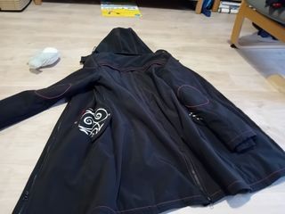 Abrigo de porteo negro con interior rojo